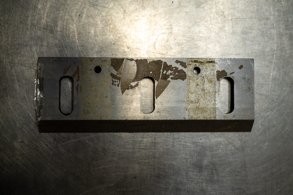 Pisau cut-off bergerigi dengan slot mounting